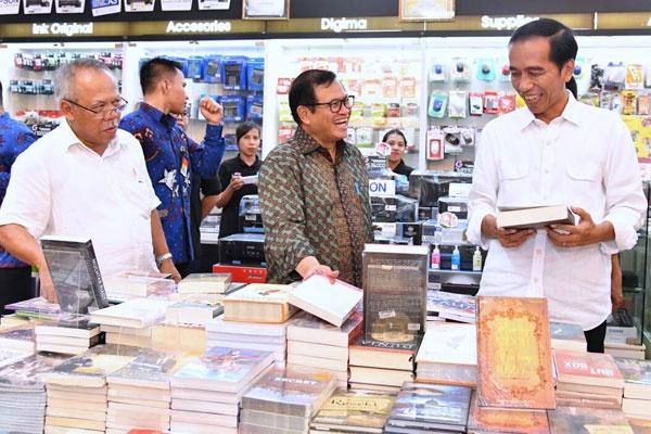 Jokowi Bertanya Buku Apa Saja yang Dibaca Selama Pandemi? Warganet: Banyak, Tapi Baca Gak Tenang, Kena PHK, Pemasukan Gak Ada