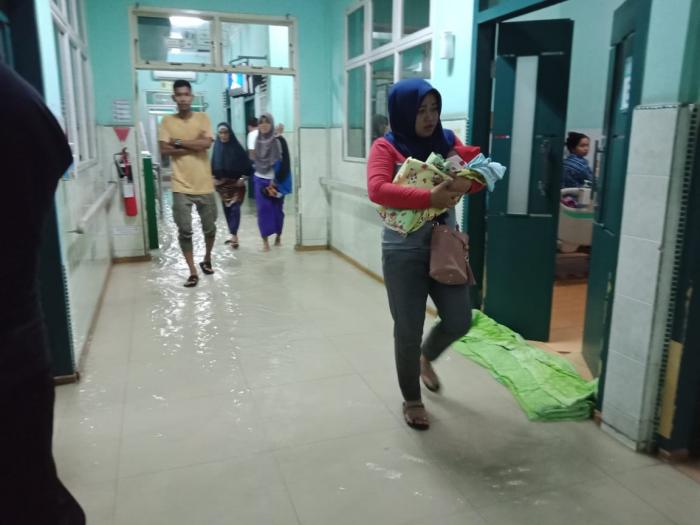 WAH GAWAT...Diguyur Hujan Lebat, Ruang VVIP RSUD Dumai Digengangi Air