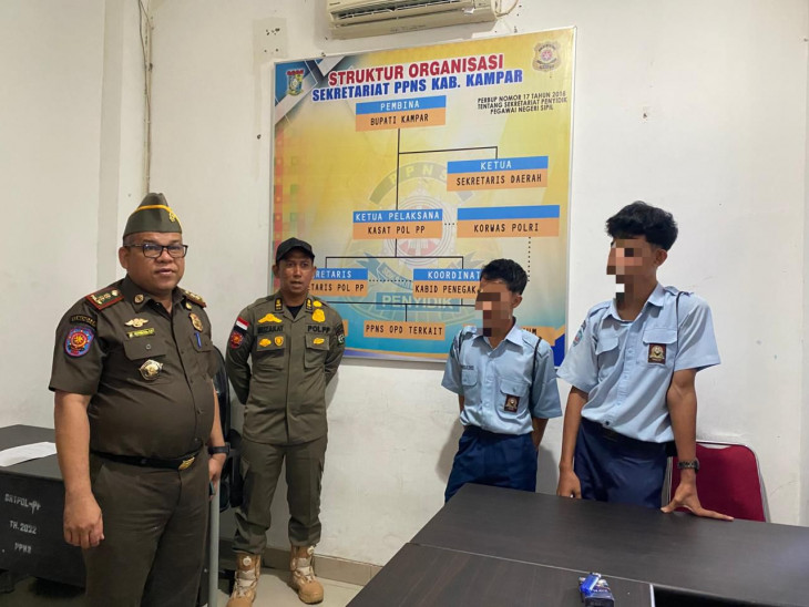 Tim Patroli Satpol PP Kampar Amankan Pelajar Yang Bolos di Jam Sekolah