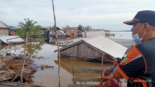Tanah Longsor Kembali Terjadi di Tanah Merah, 20 Rumah Terjun ke Sungai