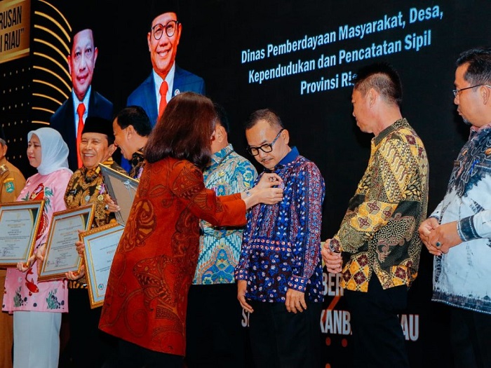 Pj. Bupati Kampar Terima Penghargaan Menteri PPDT