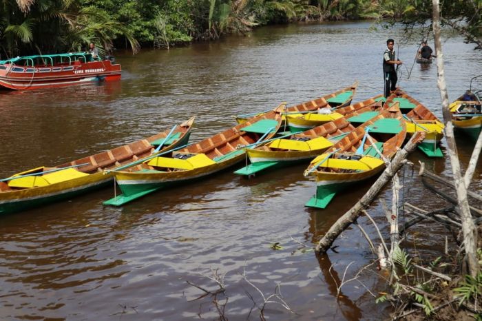 Pemkab dan Baznas Inhil Bagikan 30 unit Perahu di Desa Binaan