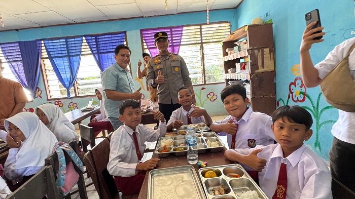 Polsek Singingi Hilir Dampingi  Penyaluran  Makan Bergizi  untuk 791 Siswa