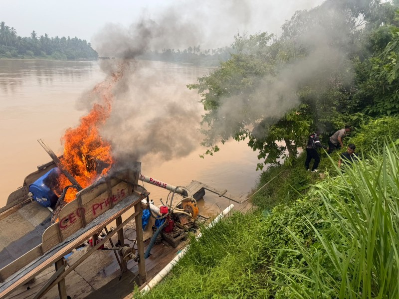 Rakit Tambang Emas Ilegal Hangus Dibakar Polsek Cerenti di Sungai Kuantan