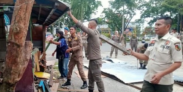 Surat Teguran Diabaikan, Satpol PP Pekanbaru Tertibkan Ruli di Jalan Soekarno Hatta