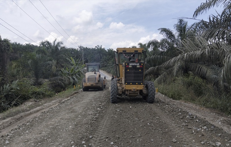 Jaga Fungsional Ruas Jalan, UPTJJ Wilayah II PUPR Riau Perbaiki Jalan di Rohil