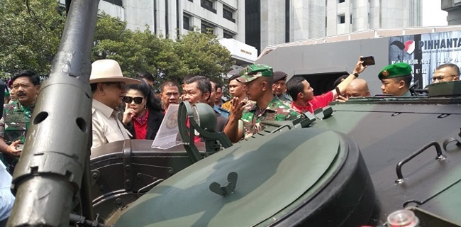 Pakai Topi Koboi, Prabowo Ngecek Tank, Ini Pake AC Kan?