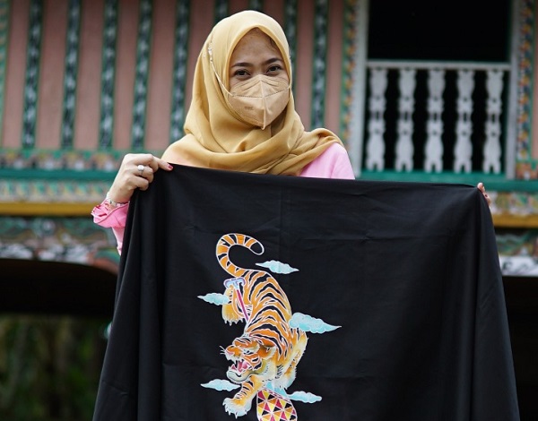 Terus Berinovasi, Ketua Dekranasda Kuansing Luncurkan Batik Bermotif Harimau 