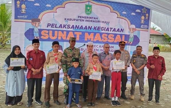 Pemkab Inhu Gelar Sunat Massal dan Serahkan Bantuan Gerobak UMKM di Rengat Barat dan Seberida