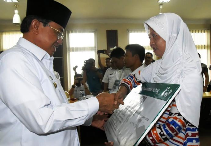Bupati Wardan Serahkan Secara Simbolis Kartu JKN-KIS
