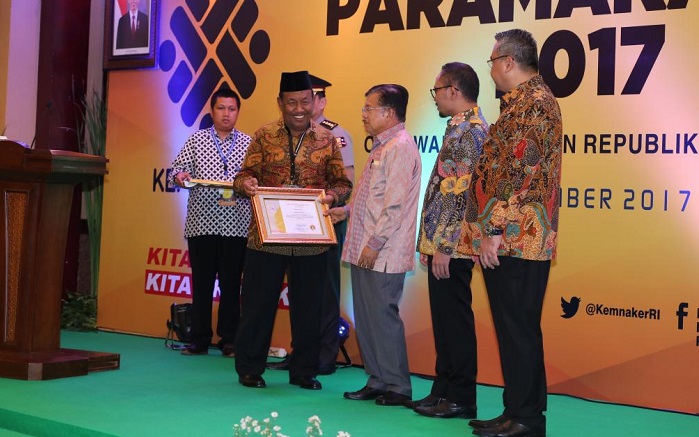 Diberikan Wapres Jusuf Kalla, Gubri Terima Penghargaan Paramakarya 2017
