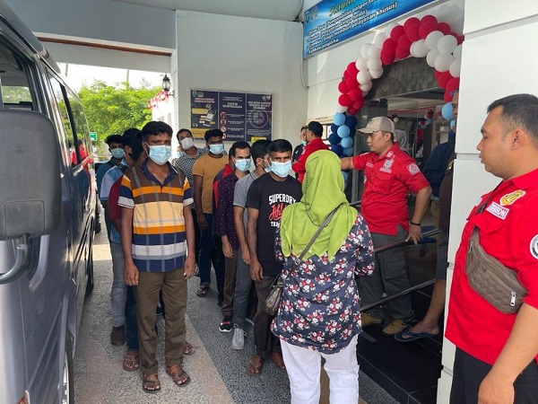 Imigrasi Dumai Deportasi 12 Warga Bangladesh Ke Negara Asalnya
