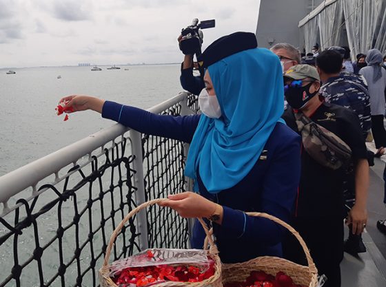 Hujan Air Mata dari Keluarga Hingga Rekan Korban Saat Tabur Bunga di Lokasi Jatuhnya Sriwijaya Air
