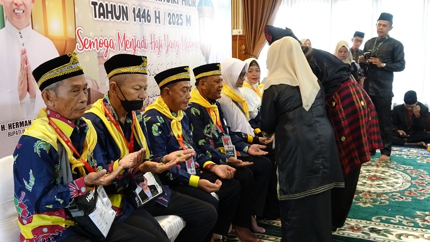Delapan Jamaah Calon Haji Inhil Dilepas Menuju Tanah Suci