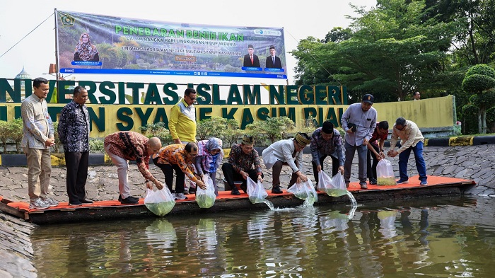 UIN Suska Riau Tebar Ribuan Benih Ikan di Hari Lingkungan Hidup Sedunia