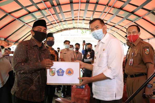 Diserahkan Wako Firdaus, Tim Gugus Tugas Covid-19 Bagikan Sembako untuk 30 Panti Asuhan di Pekanbaru
