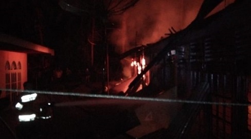Enam Bangunan Hangus terbakar di Kuok Malam Tadi