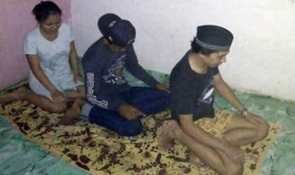 ASTAGAAA...Tiga Remaja Ini Lecehkan Cara Shalat, Fotonya Bikin Geram