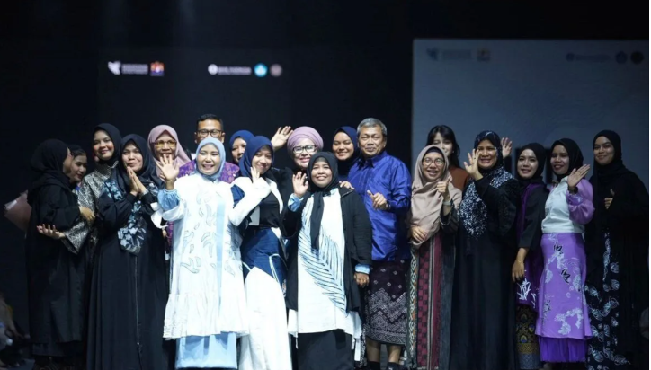 Kolaborasi Modest Fashion dari Serat Rayon APR dengan Wastra Riau dipertunjukkan di JMFW 2024