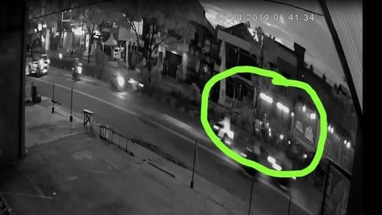 Terekam CCTV, Begini Detik-detik Mengerikan Kecelakaan Maut Pengendara Wanita yang Tewas dengan Kepala Putus