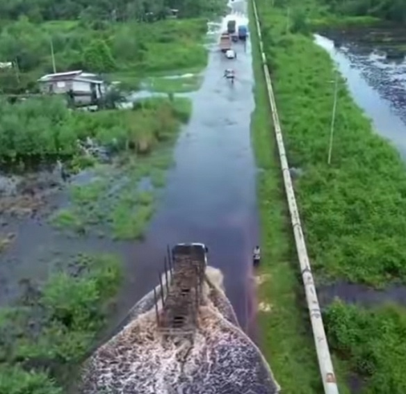 Banjir Simpang Obor Siak Berstatus Jalan Nasional, Warga Mengungsi