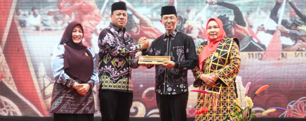 IWAKUSI Batam Resmi Dilantik, Erlita Sari Amsakar Nahkodai Organisasi Warga Kuansing