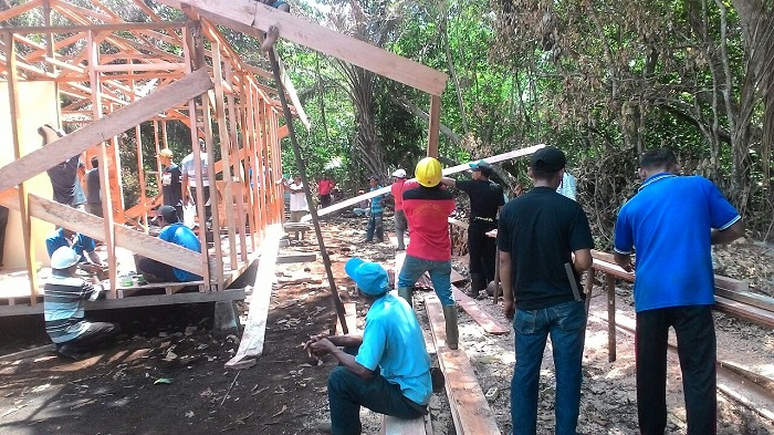 SALUT...Warga  Kampung Jawa Goro Bangun Rumah untuk Janda Miskin