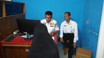 RASAIN...Ketahuan Mesum di Kontrakan, Sepasang Remaja Diamankan Satpol PP dan Diharuskan Menikah 