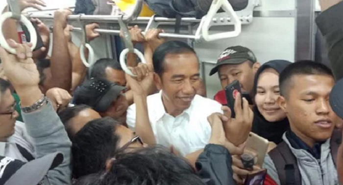 Tanggapi Jokowi Naik KRL Pulang Kerja,  Pengamat: Buang Bungkusnya Pilih Aslinya...