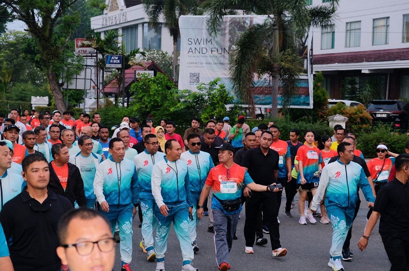 Kapolri Bersama Ribuan Warga Riau Ramaikan Bhayangkara Run 2025 di Pekanbaru