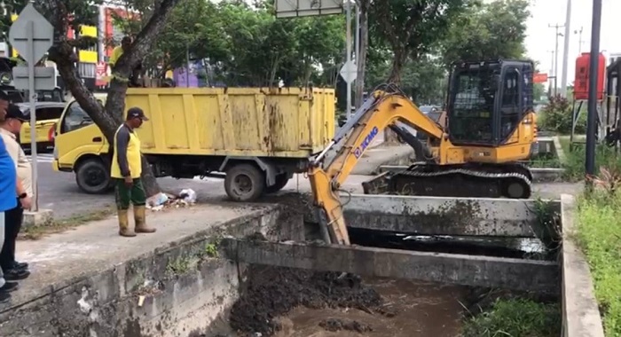 Pemko Pekanbaru Intensifkan Pengerukan Drainase  Jalan Arifin Ahmad