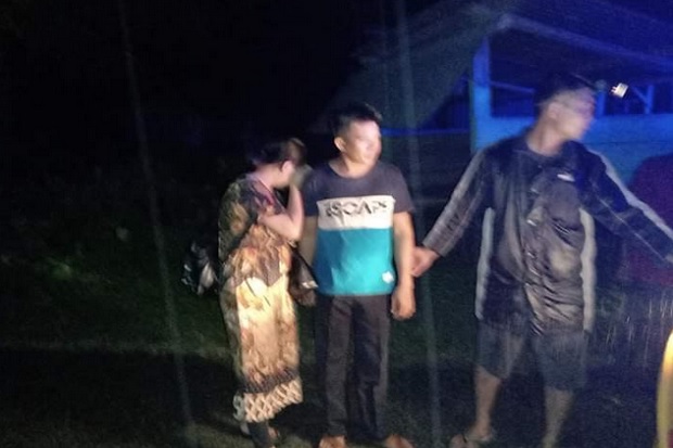 Astaga! Lagi Asik Berduaan dengan Mahasiswi Cantik, Oknum Kepala Desa Diarak Warga