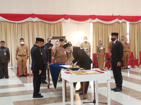 Direktur RSJ Tampan dan Tujuh Pejabat Fungsional Utama RSUD Arifin Achmad Dilantik