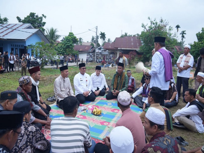 Bupati Yuzar  Dampingi Sekdaprov Syahrial Abdi Lakukan Ziarah Qubur