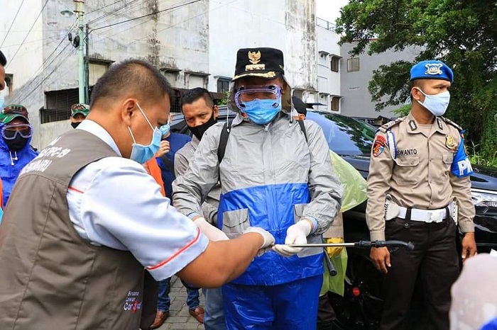 Wali Kota Firdaus Pimpin Penyemprotan Disinfektan di Zona Merah