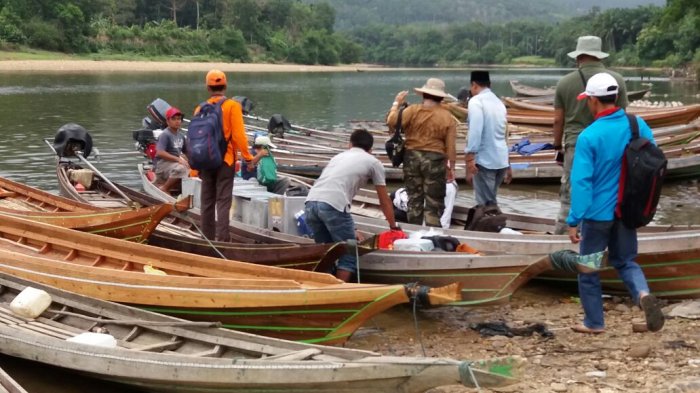 Logistik Pilkada Kampar untuk 16 Desa Dikririm Gunakan Sampan dan Perahu...