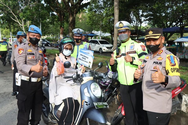 Tertib  Berkendara Kapolres Rohul AKBP Pangucap Berikan Hadiah  kepada Pengguna Jalan