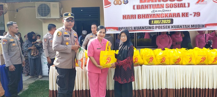 Polsek Kuantan Mudik Bagikan 50 Paket Bansos untuk Warga Tak Mampu