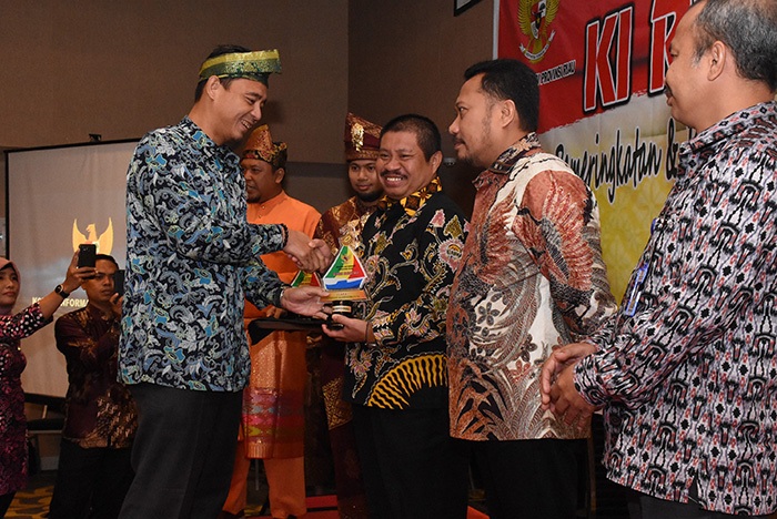 Diterima Bupati Amril Mukminin, Kabupaten Bengkalis Raih Penghargaan Peringkat I KI Award Riau 2018