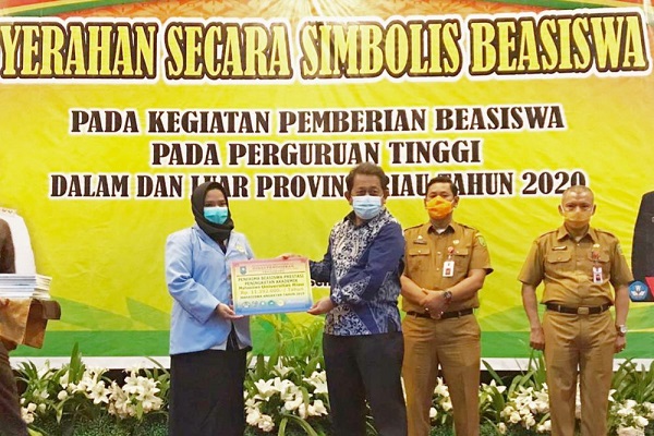 Pemprov Riau  Serahkan Beasiswa  Bagi 4.104 Mahasiswa Berprestasi  se- Riau