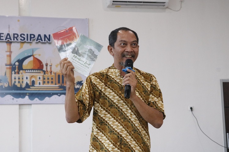 Dispusip Pekanbaru Terima Hibah Dua Buku Karya Bambang Kariyawan