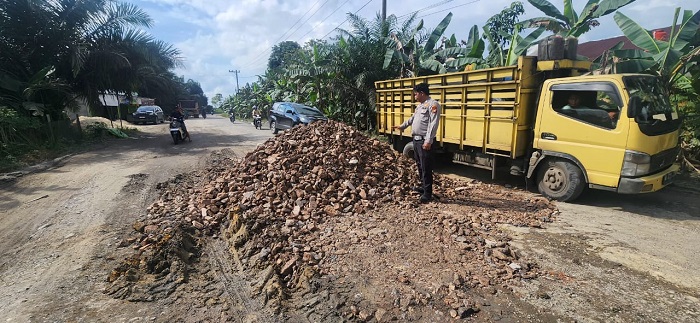 Polsek Singingi Hilir Bersama RAPP Timbun Jalan Berlobang