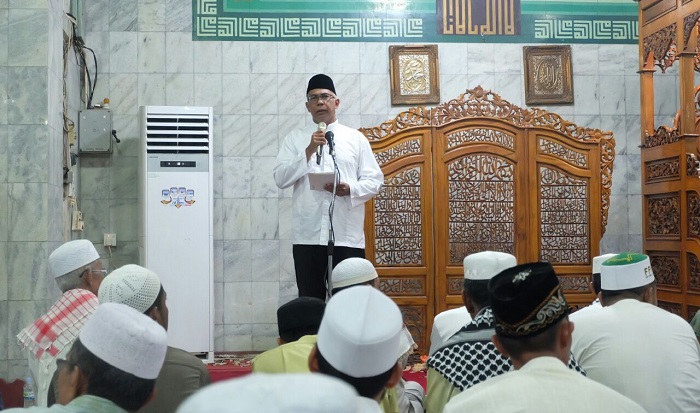 Malam Pertama Ramadhan, Pjs Bupati Inhil Shalat Tarawih di Masjid Al-Huda