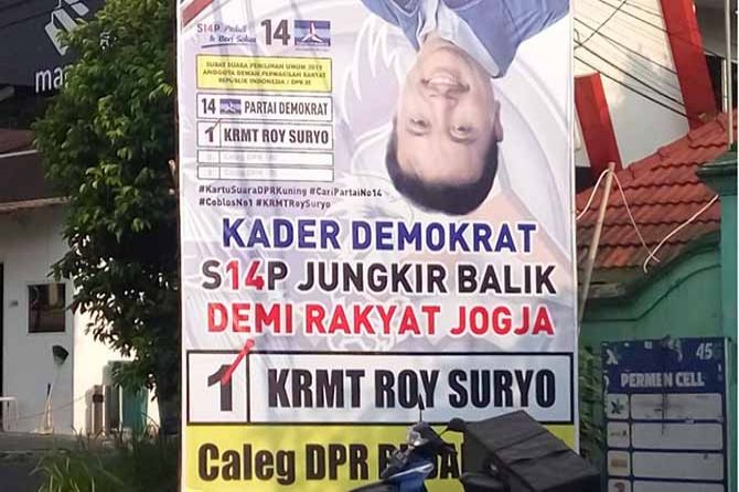 Siap Jungkir Balik Demi Rakyat, Roy Suryo pun Pasang Foto Terbalik