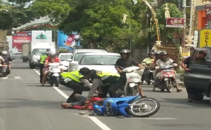 BRAKK...Hantam Body Kanan Mobil Kijang, Pengemudi Shogun Tewas Dilindas Pikap