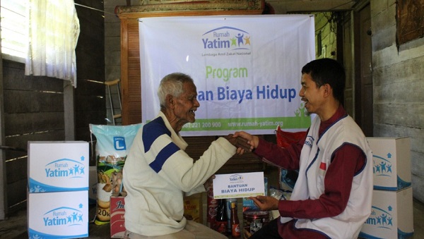Alhamdulillah...Pak Syafri, Kakek Penjual Asongan Pasar Kodim  Dapat Bantuan Modal Usaha dari Rumah Yatim