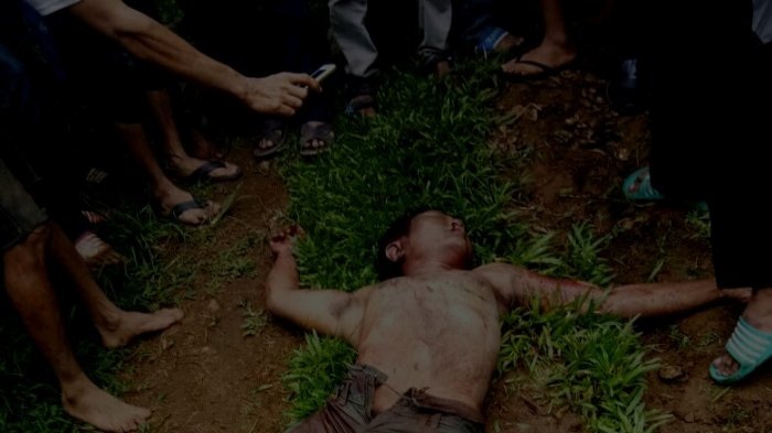 TRAGIS...Ditarik dari Mobil Polisi, Maling Motor Dipukuli Puluhan Warga Sampai Mati, Jasad Nyaris Dibakar...
