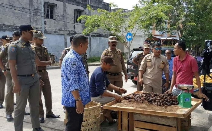 Satpol PP Peringatkan Pedagang yang Jualan di Trotoar Jalan Sudirman Bengkalis