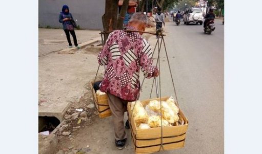 Tertatih-tatih Kakek Penjual Keripik Singkong Ini Berjalan 70 Km untuk Kais Rezeki