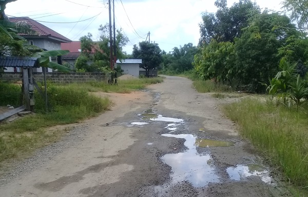 15 Tahun Terabaikan,  Aspal Jalan Rahmat Pematang Reba Kini Rusak Parah,  Warga Lakukan Goro